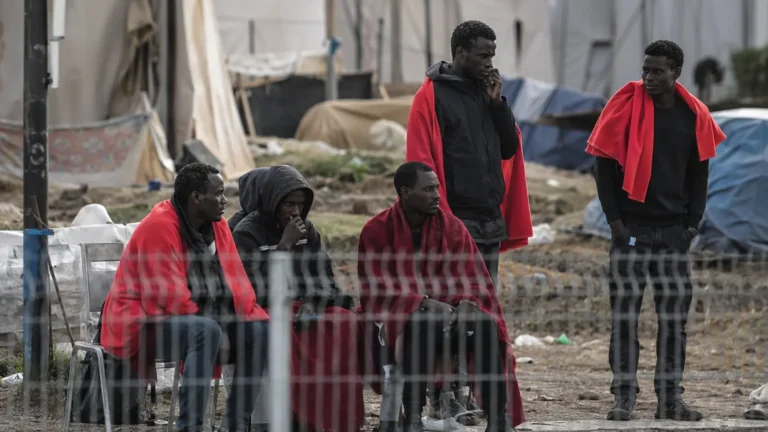 Hiszpania legalizuje pobyt migrantów. Prawie 1,2 mln wniosków i rosnący spór o politykę rządu Sancheza